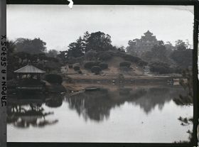 Image représentant Jardin Kôrakuen : l'étang Sawa-no-ike, la colline Yuishizan et, au fond, le château d'Okayama