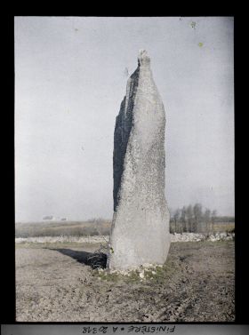 Image représentant L'un des deux menhirs de Kerscaven, dit le menhir de l'Evêque