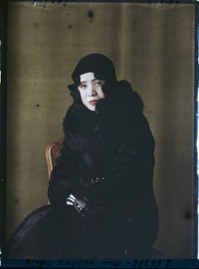 Image représentant https://musee-albert-kahn.s-museum.fr/home/NWQ2OTAwYzNmYjZlZTk1ZWQwODJmMjY4L2dlbmVyaWMtbm90aWNlLXRhYi9hdXRob3JpdHkvNjE3YTc5ZjVjZjhiODk2OGIzMzM3ZDIx/5d6900c3fb6ee95ed082f268/generic-notice-tab/authority/617a79ebcf8b8968b3336f17 Madame Houang-Tcheng