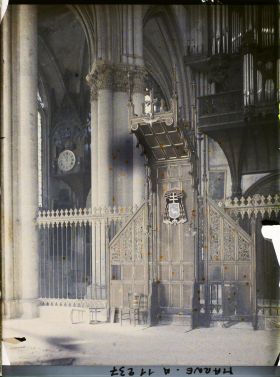 Image représentant La stalle du cardinal et l'horloge de la cathédrale