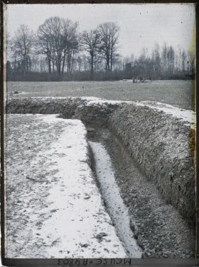 Image représentant Tranchée et la couche de glace recouverte de neige