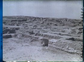 Image représentant Vue des ruines des quartiers d'habitations (première moitié du IIe millénaire avant J.-C.), au sud-est de l'esplanade sacrée
