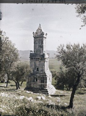 Image représentant Le mausolée libyco-punique au milieu des oliviers