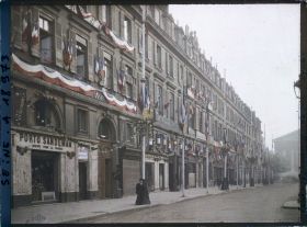 Image représentant La rue Royale décorée pour les fêtes de la Victoire des 13 et 14 juillet