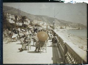 Image représentant Personnes assises sur la promenade du Midi, profitant du soleil hivernal