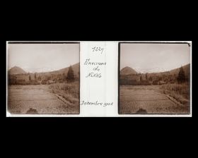 Image représentant Paysage de champs recouvert de givre avec les montagnes enneigées à l'arrière-plan