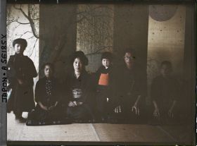 Image représentant Famille rurale en costumes de cérémonie