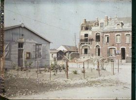 Image représentant France, Péronne, Chambre de Commerce et Maisons en reconstruction dans le faut de Bretagne