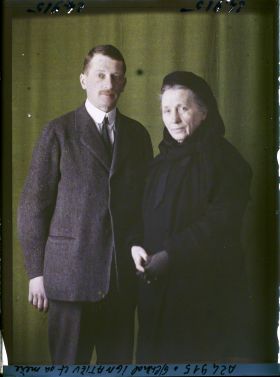 Image représentant Le Général  https://musee-albert-kahn.s-museum.fr/home/NWQ2OTAwYzNmYjZlZTk1ZWQwODJmMjY4L2dlbmVyaWMtbm90aWNlLXRhYi9hdXRob3JpdHkvNjE3YTc5ZjVjZjhiODk2OGIzMzM3ZDIx/5d6900c3fb6ee95ed082f268/generic-notice-tab/authority/617a79ebcf8b8968b3336f98 Alexeï Ignatiev  en compagnie de  https://musee-albert-kahn.s-museum.fr/home/NWQ2OTAwYzNmYjZlZTk1ZWQwODJmMjY4L2dlbmVyaWMtbm90aWNlLXRhYi9hdXRob3JpdHkvNjE3YTc5ZjVjZjhiODk2OGIzMzM3ZDIx/5d6900c3fb6ee95ed082f268/generic-notice-tab/authority/617a79ebcf8b8968b3336f99 sa mère