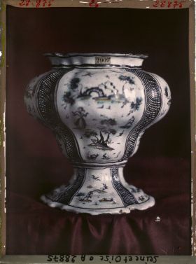 Image représentant vase? en céramique des collections du musée de Sèvres