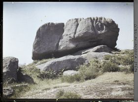 Image représentant La Roche des Soupirs avec le portrait en médaillon du poète Gabriel Vicaire