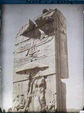 Image représentant Bas-relief du Hadish (palais de Xerxès) montrant le roi Xerxès Ier accompagné de serviteurs l'abritant sous une ombrelle