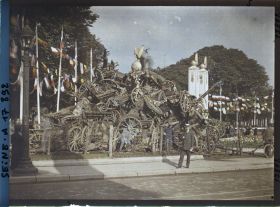 Image représentant Canons exposés sur le rond-point des Champs-Elysées pour les fêtes de la Victoire des 13 et 14 juillet (actuel rond-point Marcel-Dassault)