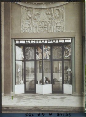 Image représentant L'Exposition des arts décoratifs, Rue des Boutiques sur le pont Alexandre III, une boutique d'art moderne