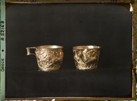 Image représentant Deux gobelets en or sculpté (scènes de chasse au taureau) provenant de Vaphio (Laconie)
