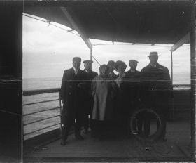 Image représentant Passagers des 2emes classes posant sur la plate forme arrière du navire