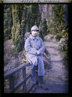 Image représentant https://musee-albert-kahn.s-museum.fr/home/NWQ2OTAwYzNmYjZlZTk1ZWQwODJmMjY4L2dlbmVyaWMtbm90aWNlLXRhYi9hdXRob3JpdHkvNjE3YTc5ZjVjZjhiODk2OGIzMzM3ZDIx/5d6900c3fb6ee95ed082f268/generic-notice-tab/authority/617a79ebcf8b8968b33377fc Monsieur Soudieux assis sur le bord d'un pont