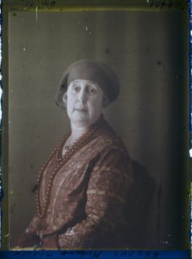 Image représentant https://musee-albert-kahn.s-museum.fr/home/NWQ2OTAwYzNmYjZlZTk1ZWQwODJmMjY4L2dlbmVyaWMtbm90aWNlLXRhYi9hdXRob3JpdHkvNjE3YTc5ZjVjZjhiODk2OGIzMzM3ZDIx/5d6900c3fb6ee95ed082f268/generic-notice-tab/authority/617a79ebcf8b8968b33373e4 Madame Marie Madeleine Merlin