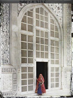 Image représentant Femme portant jupe ample (ghagra) et grand châle (odhni) ramené sur la tête, à la porte du Taj Mahal