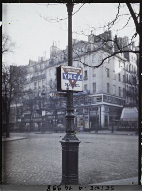 Image représentant Sur les grands boulevards, indications sur un reverbère d'un hôtel Y.M.C.A.