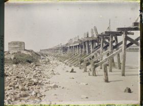 Image représentant Belgique, Nieuport les Bains, Estacade vers l'embouchure et abri de mitrailleuse