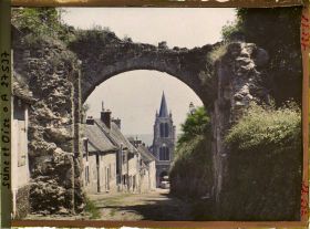 Image représentant France, Montfort l'Amaury, La Rue des Tours, la porte du Château et l'Eglise