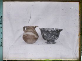 Image représentant Musée archéologique - Deux vases de pierre (un pot et un récipient très ouverts) provenant de Mokhlos