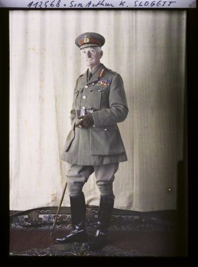 Image représentant Le général  https://musee-albert-kahn.s-museum.fr/home/NWQ2OTAwYzNmYjZlZTk1ZWQwODJmMjY4L2dlbmVyaWMtbm90aWNlLXRhYi9hdXRob3JpdHkvNjE3YTc5ZjVjZjhiODk2OGIzMzM3ZDIx/5d6900c3fb6ee95ed082f268/generic-notice-tab/authority/617a79ebcf8b8968b33377f3 Sir Arthur Thomas Slogett