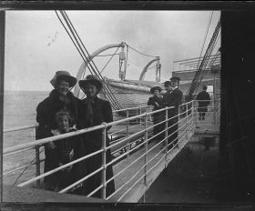 Image représentant Passagers des 2emes classes sur une passerelle