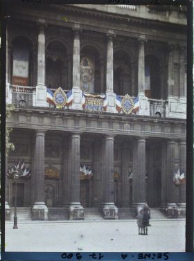 Image représentant Façade de l'église Saint-Sulpice décorée en l'honneur des Alliés pour les fêtes de la Victoire des 13 et 14 juillet 1919