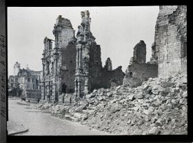 Image représentant France, Arras, L'Hotel de ville vu de la rue St Géry