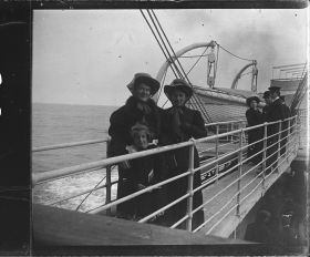 Image représentant Passagers des 2emes classes sur la passerelle qui méne au pont supérieur situé à la poupe du navire