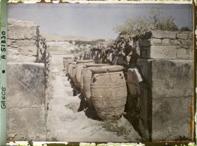 Image représentant L'un des magasins du Palais et son alignement de Ptithos (jarres), dont les décors en relief imitent les cordages