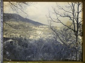 Image représentant Vue générale avec collines et village