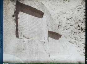 Image représentant Les inscriptions antiques Ganj-Nameh (le livre du trésor), sur les flancs du Kuh-e Alvand