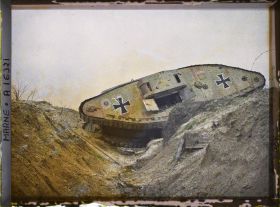 Image représentant France , Tank Allemand dans les lignes Allemandes