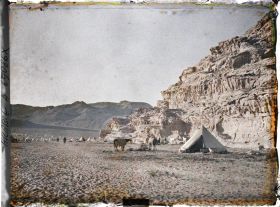 Image représentant Sous les falaises, les tentes du campement des forces arabes du Hedjaz