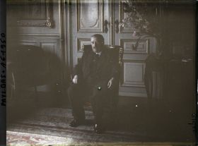 Image représentant Monsieur Peycelon, probablement dans un salon de l'ambassade de France
