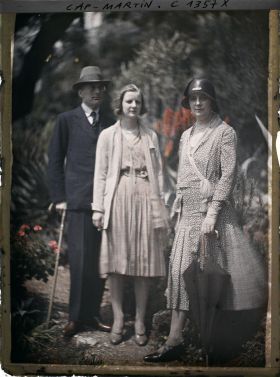 Image représentant Austen Chamberlain, son épouse et leur fille Diane dans le jardin d'Albert Kahn