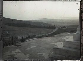 Image représentant Sur l'Acropole, la vue sur les environs et la mer depuis le Temple d'Athéna Nike