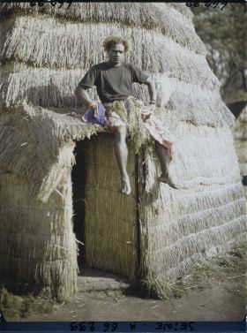 Image représentant L'Exposition Coloniale Internationale de 1931, un homme kanak sur une case