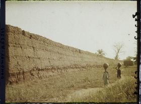 Image représentant Mur d'enceinte du palais privé (tata) de  null Guézo