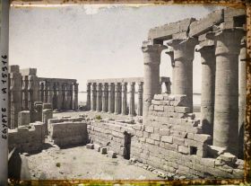 Image représentant Cour solaire d'Amenophis III et colonnade de la cour d'Amenophis III à droite