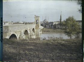 Image représentant Le vieux pont de la Tunca (affluent du Meriç). Au loin, Selimiye Camii (la Grande Mosquée)