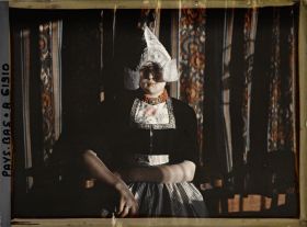 Image représentant Jeune fille en costume traditionnel