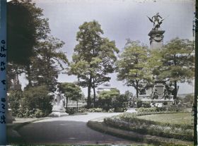 Image représentant Le monument à Gambetta et le carrousel du Louvre