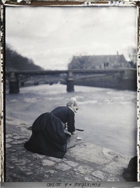 Image représentant Vieille femme lavant son linge au bord de l'Odet