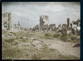 Image représentant Belgique, Ypres, Vue d'ensemble ; au fond, la Halle