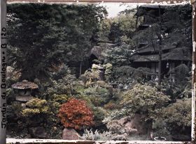 Image représentant Cœur du " village japonais " et la maison est, vus depuis les abords de la maison ouest