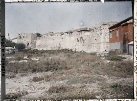 Image représentant Vue prise derrière notre hôtel avec les murailles bâties et le petit minaret